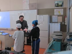 感謝状を受け取る小山さん