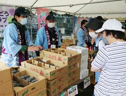 旬の山清路ぶどうを多くの人が買い求めた（26日　安曇野市で）