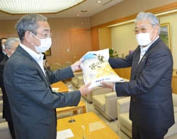 「伊那華の米」を手渡す御子柴組合長（左）と受け取る白鳥市長