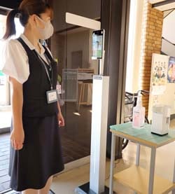 本所入口に設置した非接触型検温機器