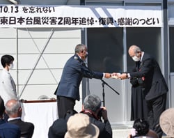市長沼支所で感謝状を贈られる宮澤組合長（右）と山嵜会長（左）