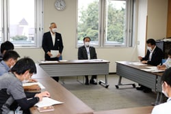 あいさつする浅沼組合長