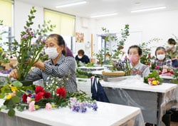地元産花きにこだわった女性部のアレンジフラワー教室