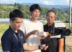 インタビューに答える矢野さん（中央）