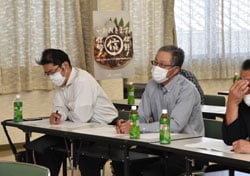 市場に生産者の強い思いを送る山崎専門委員長
