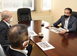 本所で災害地の現状の報告を受ける江藤議員（右）とJA役員ら（左）