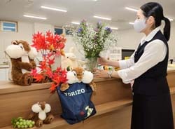 窓口にリンドウと宿根カスミ草を彩りよく飾った諏訪支所