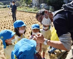 見つけた虫を興味深く観察する園児ら
