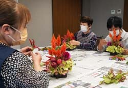 地元の花を使ったフラワーアレンジメントを楽しむJA果樹婦人部役員