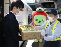 農産物を列車内に運び入れるJR社員