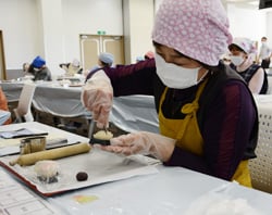 真剣な表情でねりきり細工に挑戦する女性部員