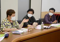 活発に意見を交わす女性理事