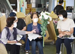 花や草姿を確認する生産者