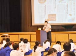 「市田柿」について説明する米山係長