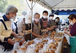 松茸を買い求める来場者