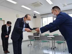 感謝状を受け取る田中常務