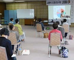 講座を熱心に聞く参加者