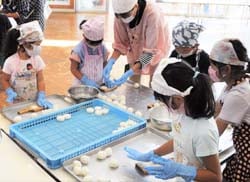 木枠を上手に使って五平餅を創る園児