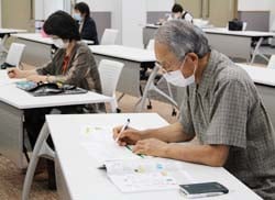 メモと取りながら熱心に説明を聞く参加者