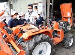 農業機械に興味を示す児童