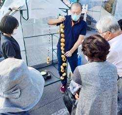 柿の結び方のポイントを説明する滝沢講師
