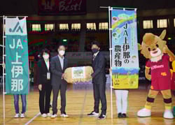 お米を贈呈した白鳥常務（左）と笹川代表