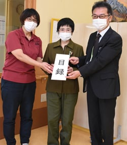 りんごの郷へ目録を渡す