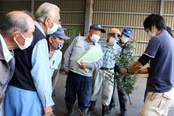 規格を確認する生産者ら