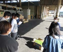 メモを執りながら真剣な表情で研修に臨んだ学生