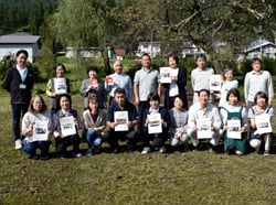 生徒に向けてエールを送る民宿の方々