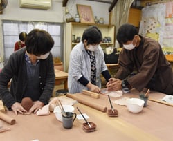 窯元(講師)に教わりながら松代焼に挑戦する女性カレッジ生