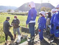 束ね方を教える青壮年部員