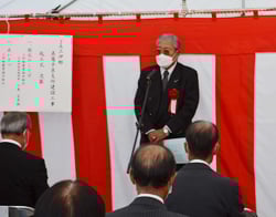 起工式であいさつする御子柴組合長