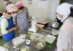 生米パンの作り方を学ぶ参加者