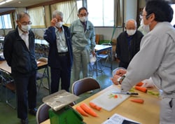 カット処理部位を確認する生産者