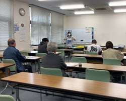 堆肥について説明する山口講師