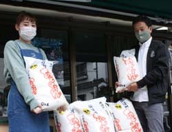 松本山雅FC関係者に新米「諏訪湖ひとめぼれ」を手渡した寄贈式