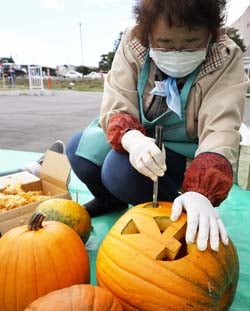 種から育てたハロウィンカボチャづくりを楽しむ部員