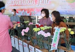説明を聞く来場者