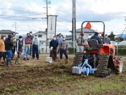 カットブレーカーによる実演を見学する参加者