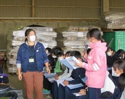 感想を述べる塩尻西部中1学年の生徒