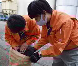 品質を確認する職員