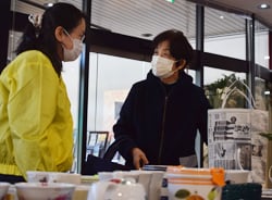 生活部会の展示を見る来場者