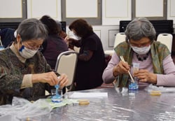 キャンドル作りを楽しむ参加者