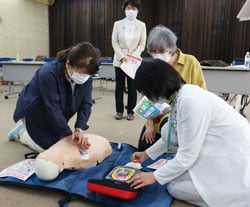 救命救急訓練に取り組む受講生