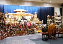 祭壇に並んだ人形を丁寧に供養