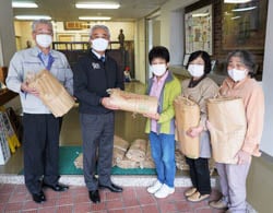 高坂校長（左から2番目）に空き袋を手渡すJA女性部（中央：片桐支部長）