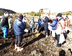 全層心土破砕機の説明を熱心に聞く参加者