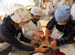 スピカメンバーの指導を受けピザづくりを行う喬木第一小六年生