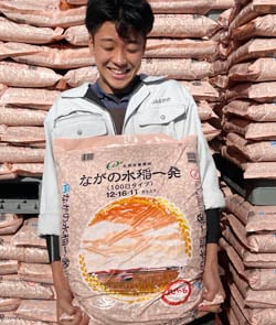 新タイプの肥料を紹介する購買担当職員